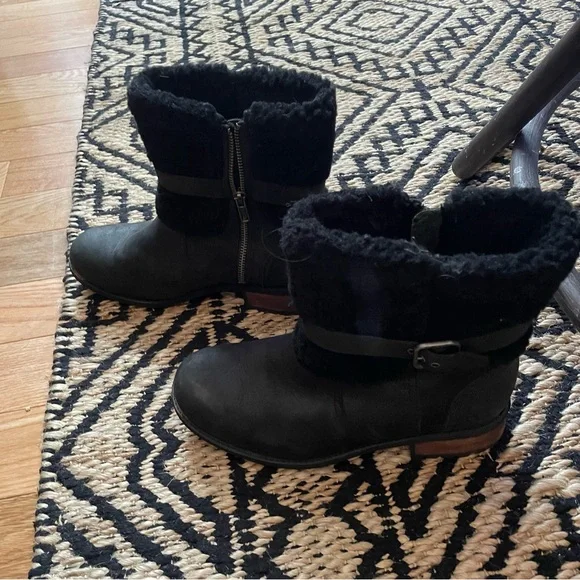 UGG Womens Short Boot Size 8.5 Blayre II Black Fur Wood Heel Buckle - Picture 11 of 14